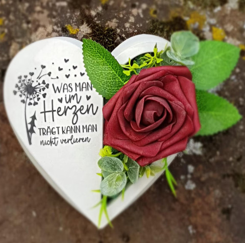 Bepflanztes herz aus beton mit - herz,